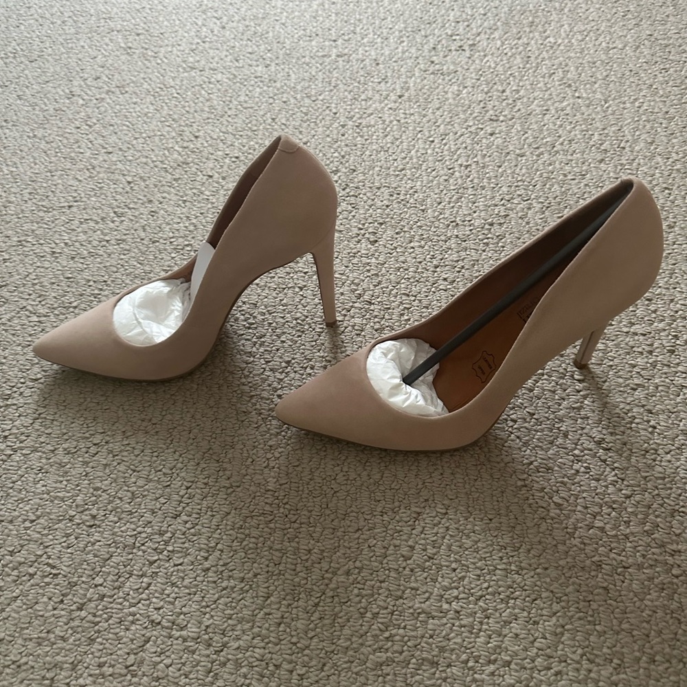 Women’s suede pumps